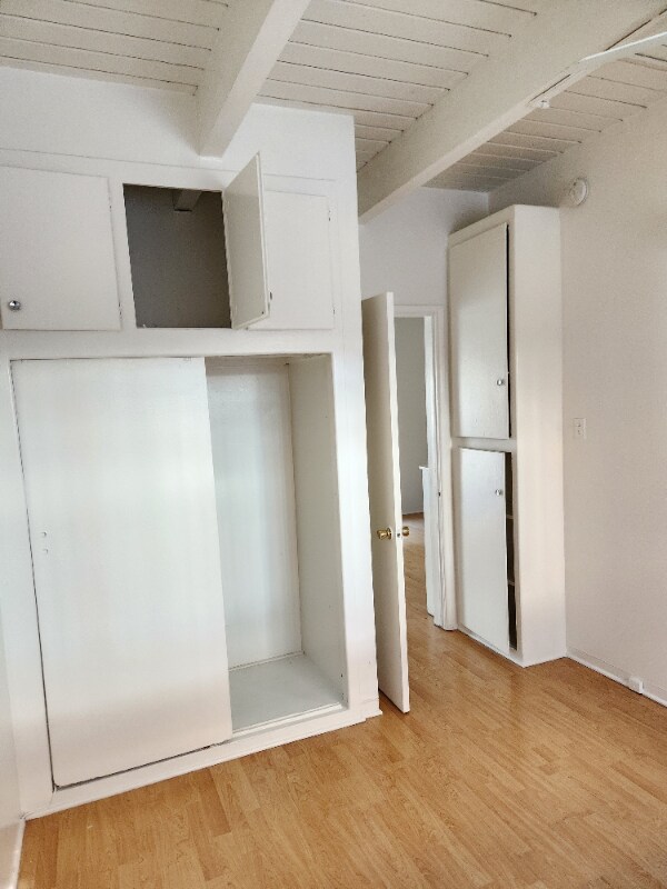 Building Photo - 1909 Beachwood Dr