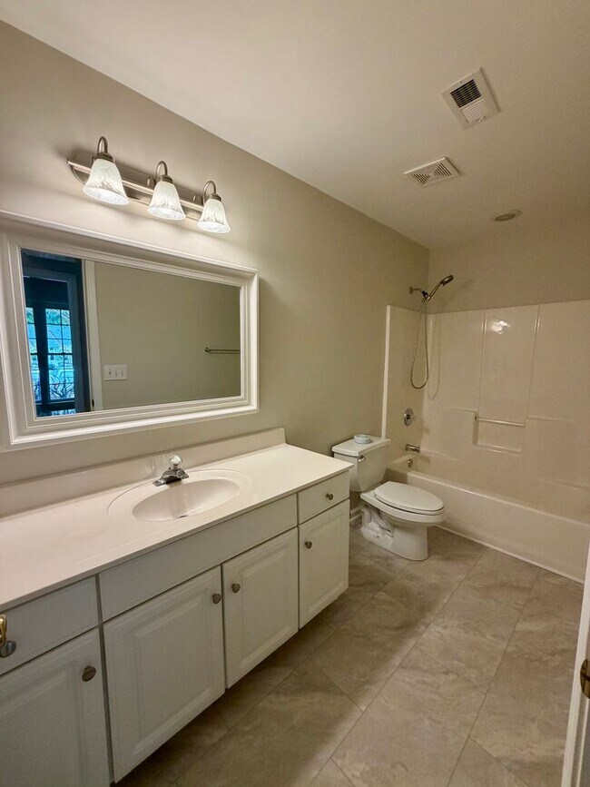 Building Photo - 121 Grand Oak Cir