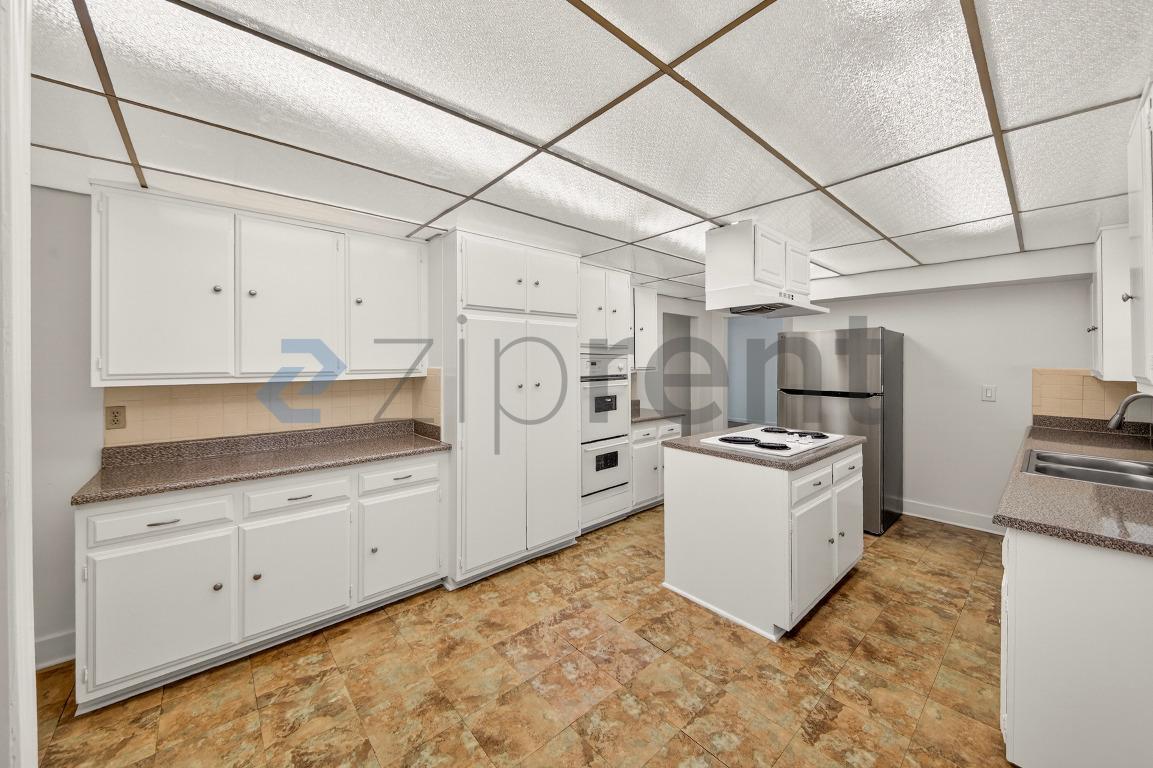 Building Photo - 4062 S Budlong Ave