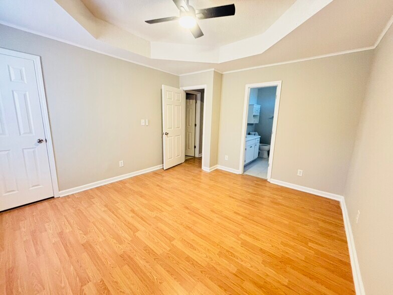 Building Photo - 180 Saint James Pl