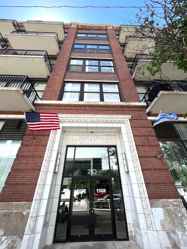 Building Photo - 210 S Desplaines St