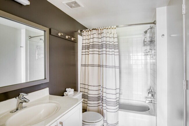 Building Photo - 4650 Washington Blvd