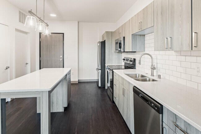 Building Photo - 2420 E Capitol Dr