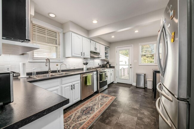 Building Photo - 190 E Dominion Blvd