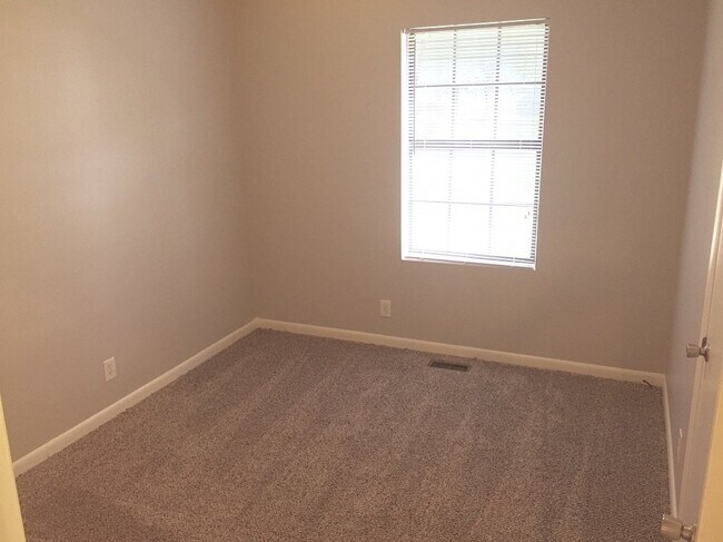 Building Photo - COMING SOON... Spacious 3R/1.5BA in Wilson...