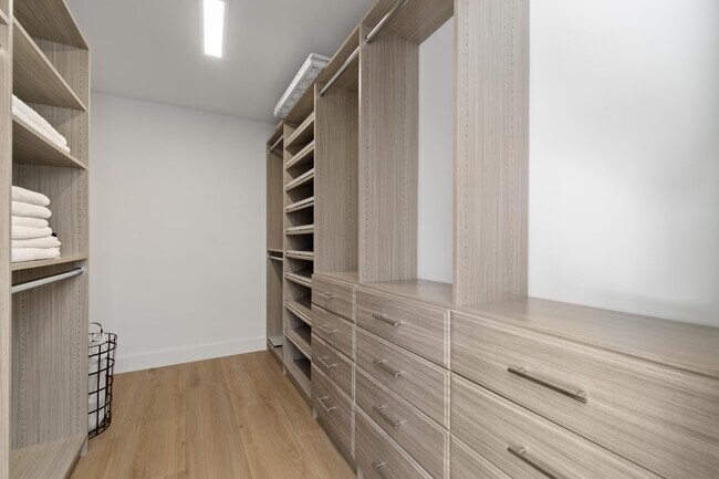 Building Photo - 820 Canary Walk
