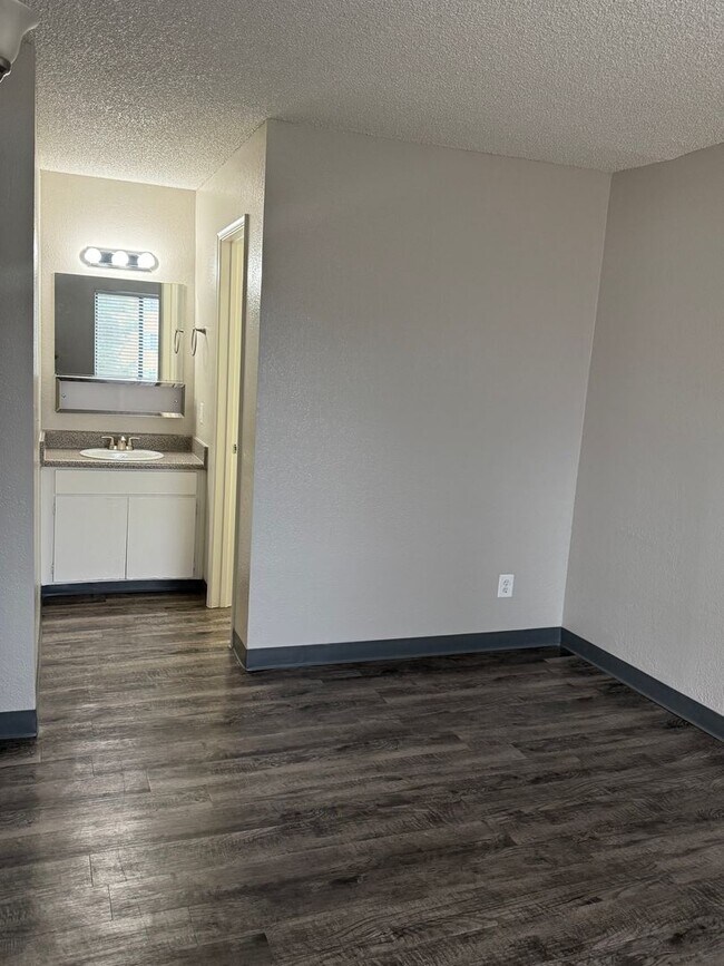Building Photo - **MOVE IN SPECIAL**  Come and apply today!!