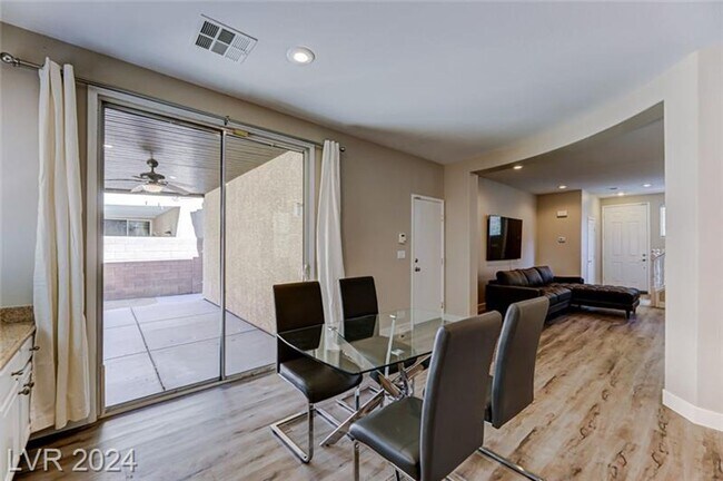 Building Photo - Gorgeous Updated Home w/ Open Floor Plan & New Upgrades