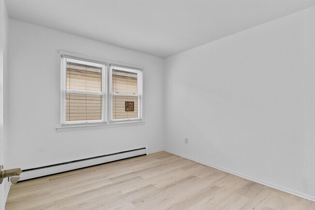 Building Photo - 64 Isabella Ave