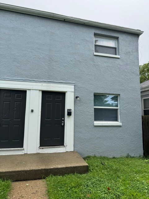 Building Photo - 446 S Yale Ave