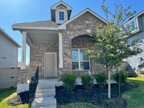 Building Photo - Beautiful Free standing Single Story Sorrento Condominium Home 3-2 with 2 car Garage / Pflugerville
