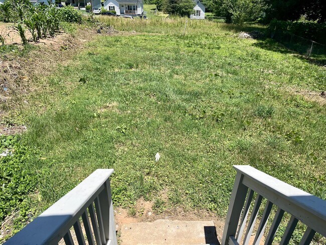 Building Photo - 871 W 11th St