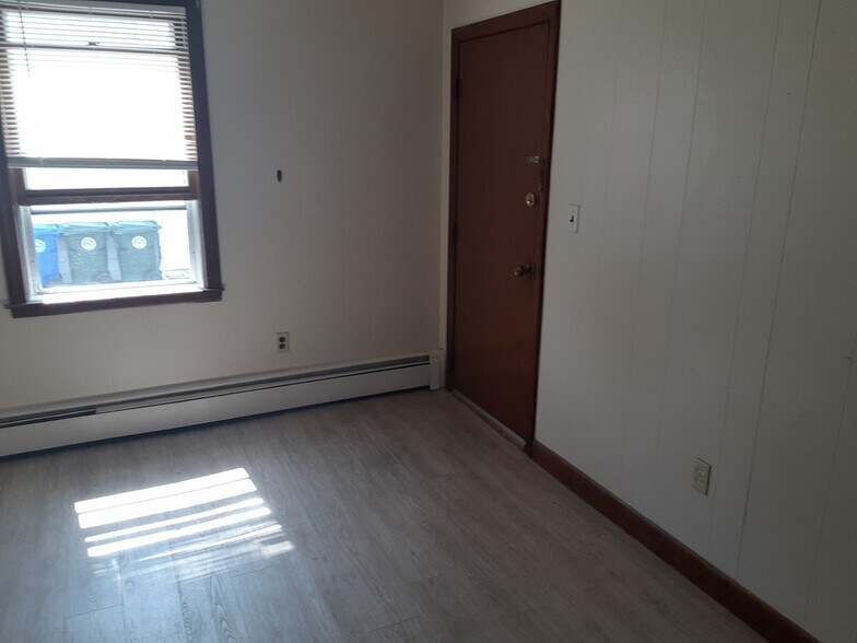 Building Photo - 7 School Ct