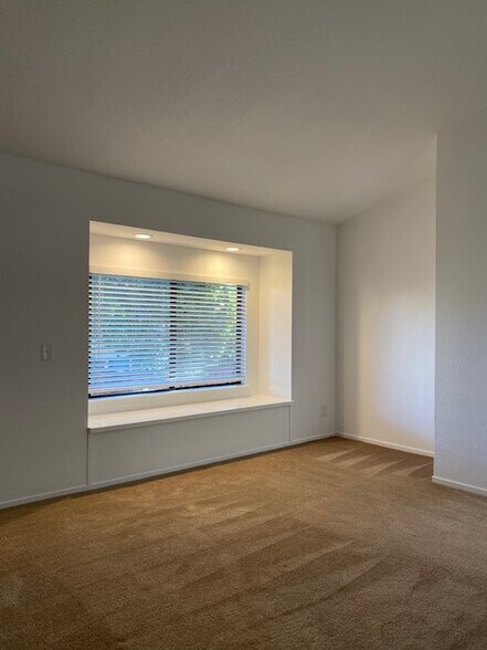 Building Photo - 1903 Woodlake Dr