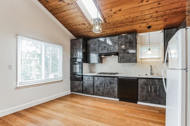 Building Photo - Beautiful 2 Bedroom, 2 Bathroom, Upper Uni...