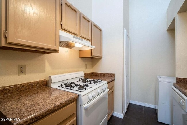 Building Photo - 1555 Common Dr