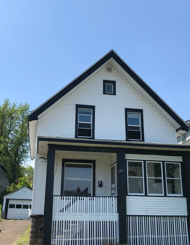 Primary Photo - 2111 West 6th Street
