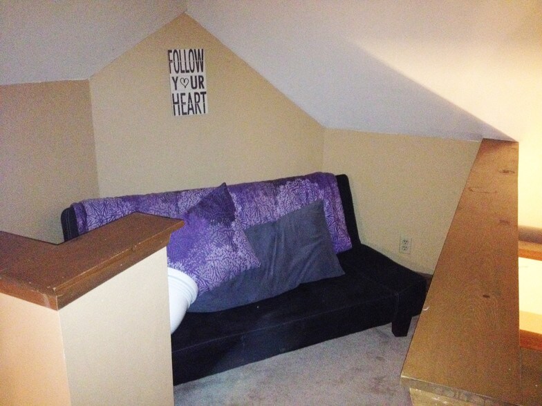 Reading Nook decorated - 2597 N Murray Ave