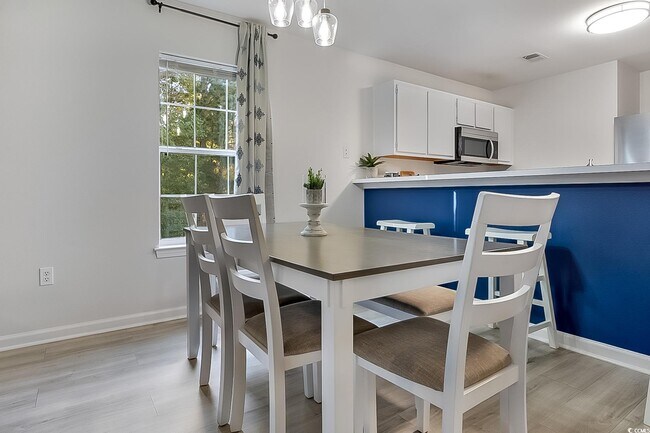 Building Photo - 1204 River Oaks Dr