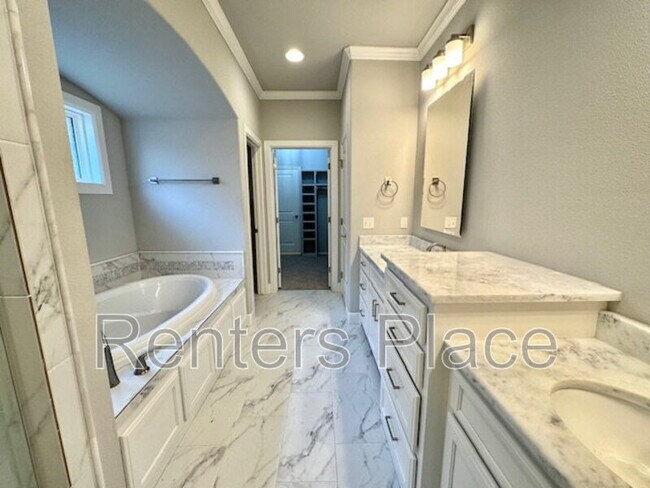 Building Photo - 816 N 89th St