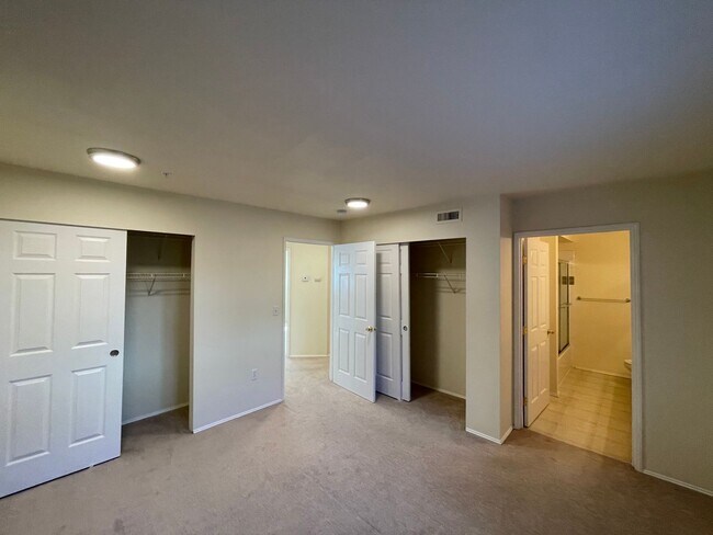 Building Photo - Sammamish - 3 BR, 2 BTH ground floor condo...