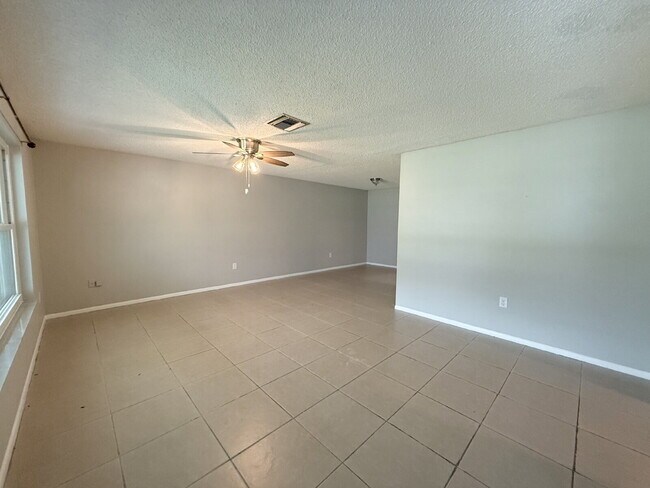 Building Photo - "Charming 3-Bed Oasis with 2 Full Baths in...