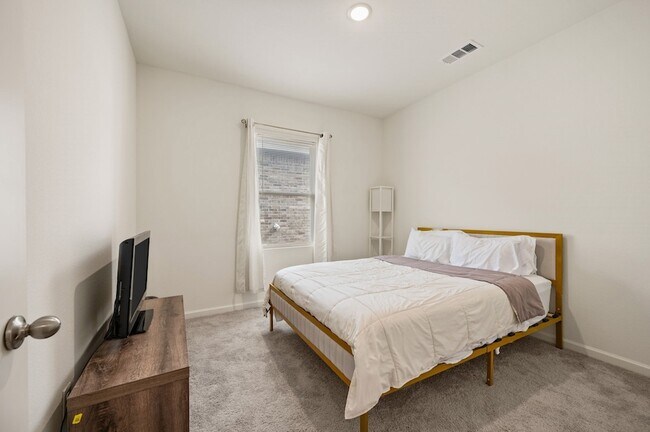 Building Photo - 4724 Swan Nck Dr