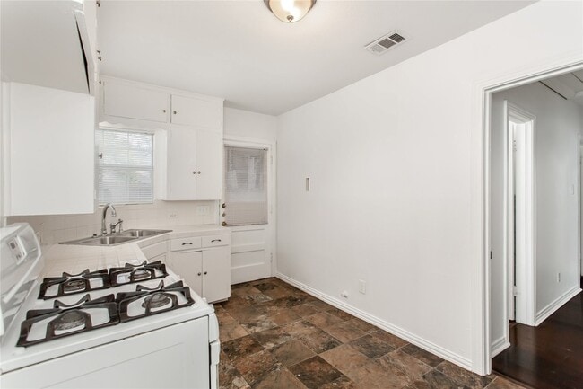 Building Photo - 7414 Robin Rd