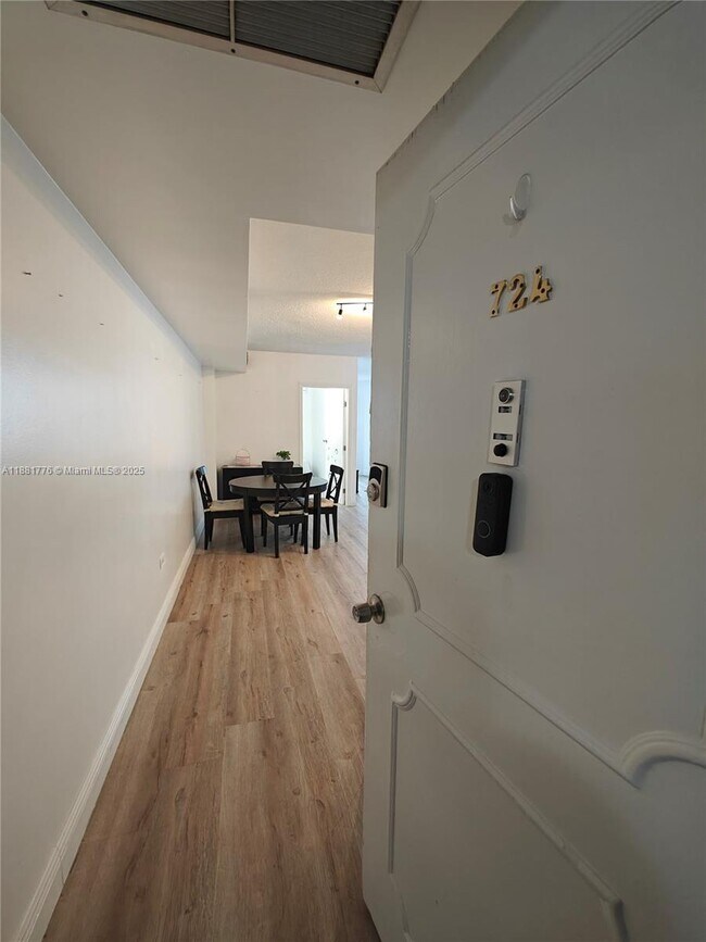 Building Photo - 905 Brickell Bay Dr