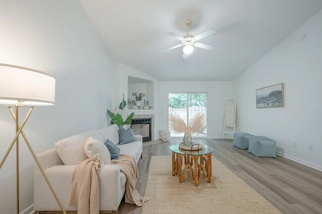 Building Photo - Available now. Great 2 BR/2 BA PARTIALLY FURNISHED Home in Meridian Place!