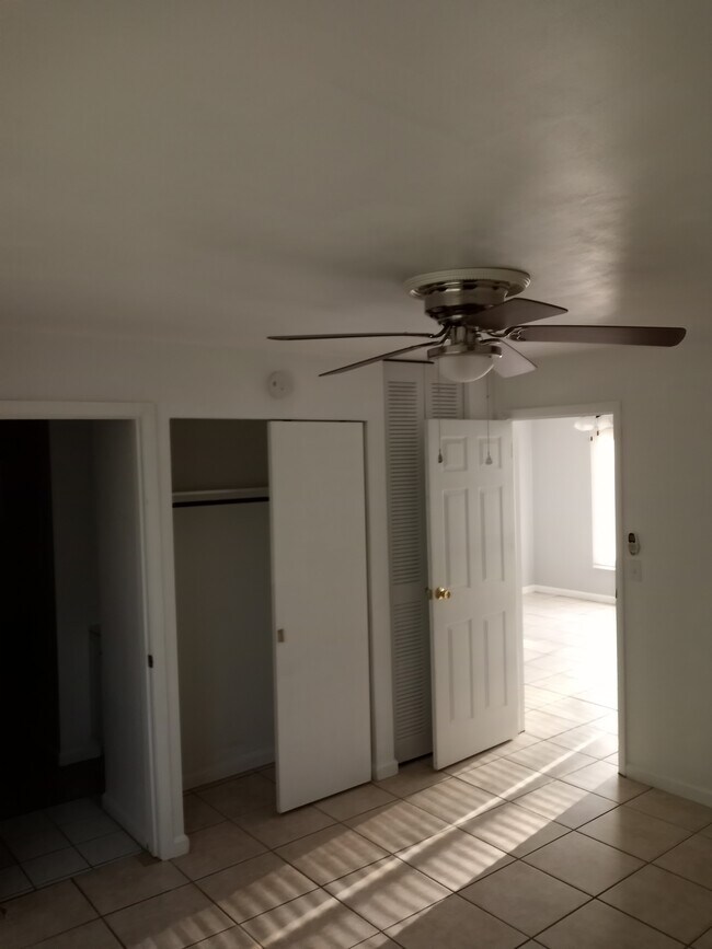 Building Photo - 117 E Poos Dr