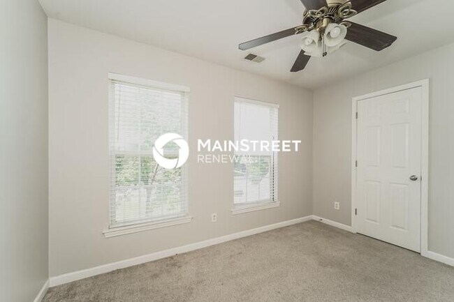 Building Photo - 3 Bedroom Pet-Friendly Home in Charlotte, NC with Main Street Renewal