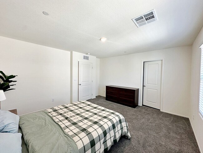 Building Photo - FURNISHED 3 BEDROOM + LOFT TOWNHOME WITH 2 CAR GARAGE