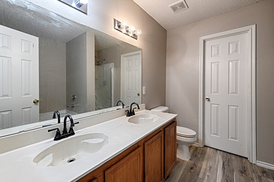 Building Photo - 5909 Thoroughbred Trl