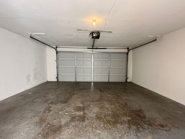 Building Photo - TOWNHOME WITH WATER INCLUDED AND TWO CAR GARAGE