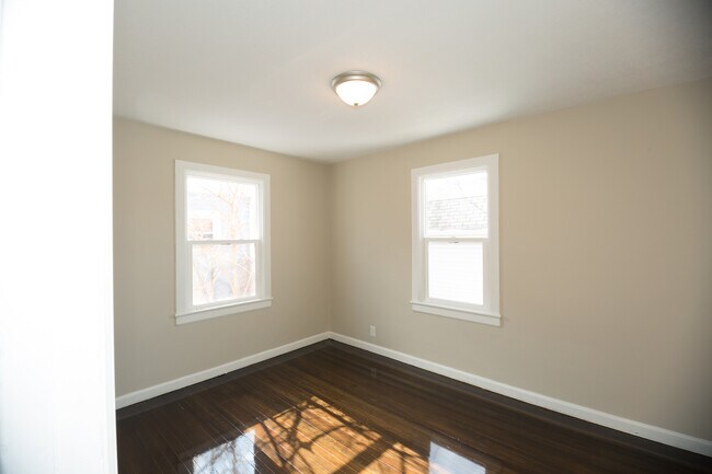 Building Photo - 3 potential 4 bedroom in desirable Beech G...