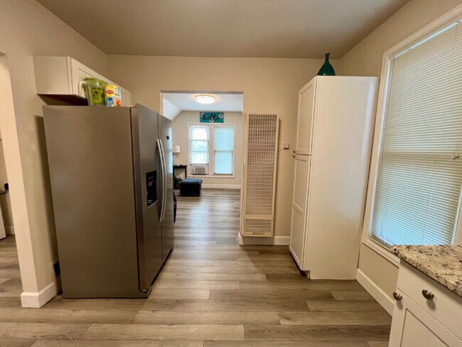 Building Photo - Short-term furnished apartment!