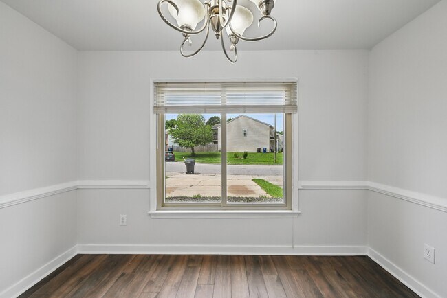 Building Photo - 2048 Lyndora Rd