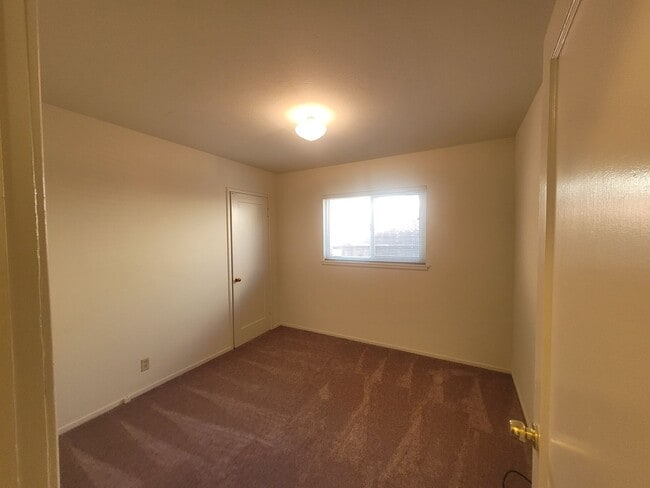 Building Photo - Three bedroom 1 bath with central heat and...