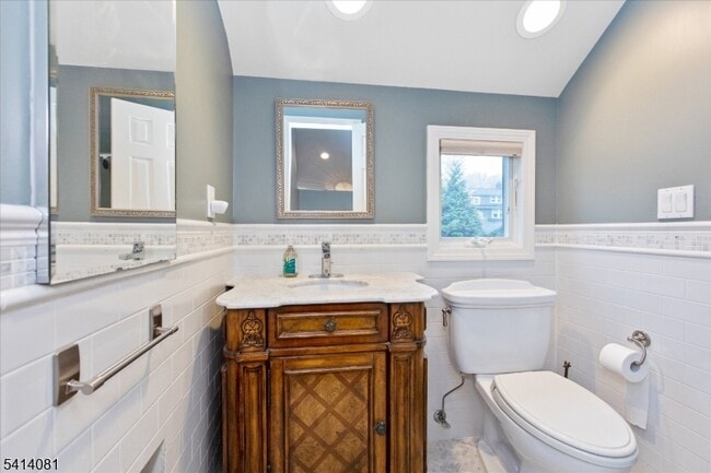 Building Photo - 460 Grove St