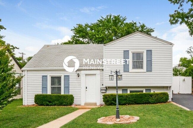 Building Photo - 3 Bedroom Pet-Friendly Home in St. Louis, MO with Main Street Renewal