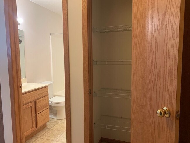 Building Photo - 3 bed Twinhome!!