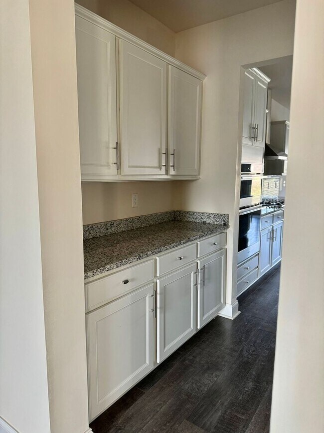 Building Photo - 4 Bedroom, 3.5 Bath Home w/ Backyard and 2 Car Garage