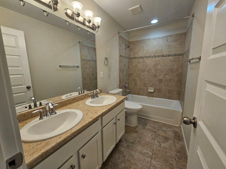 Building Photo - 1350 Alveston St