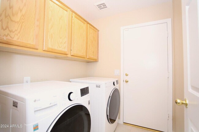 Building Photo - 1130 W Raven Dr