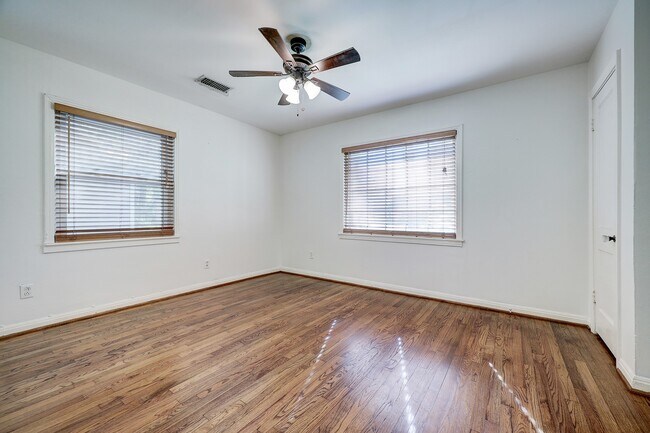 Building Photo - 1070 Lamonte Ln