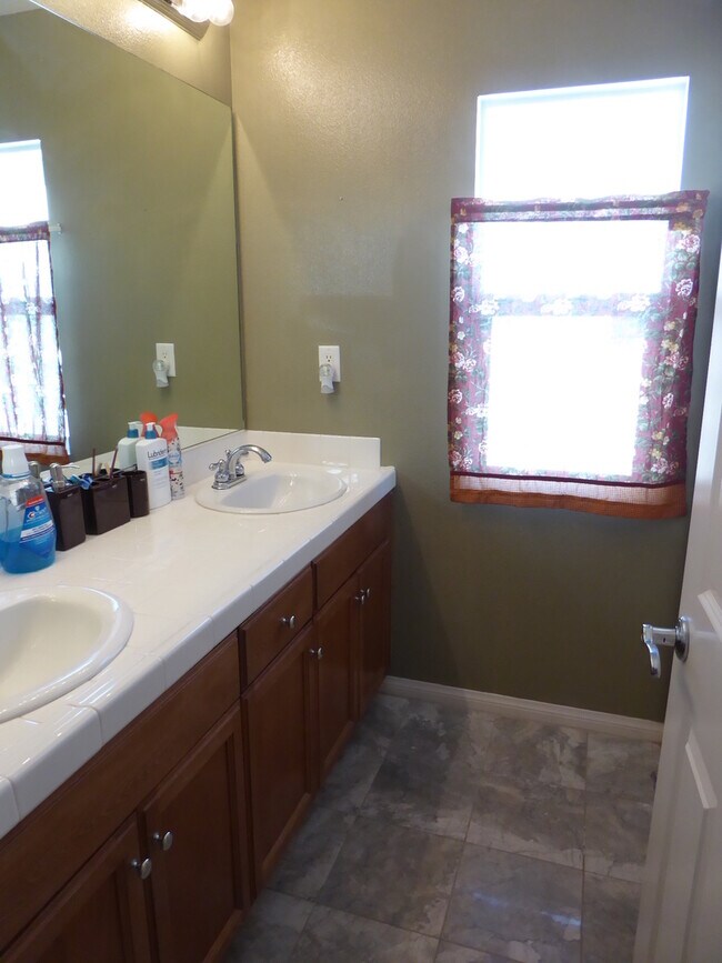 Building Photo - COMING SOON! 4 Bedroom Home in the Canyon Gate Community in Newhall!