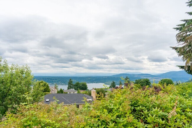 Building Photo - 3Bd/3Ba Bellevue House
