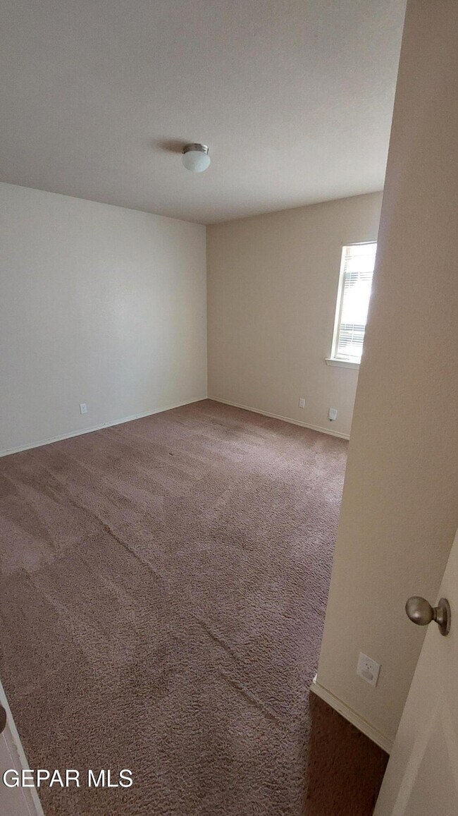 Building Photo - 14235 Russ Leach Ave