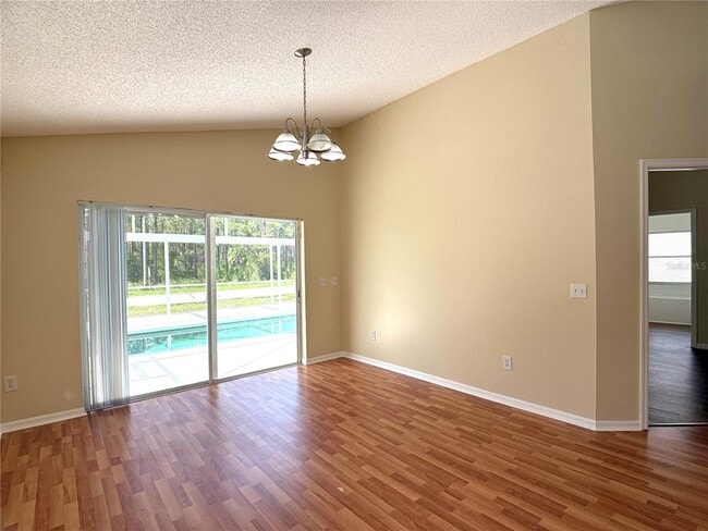 Building Photo - 526 Pine Cone Dr